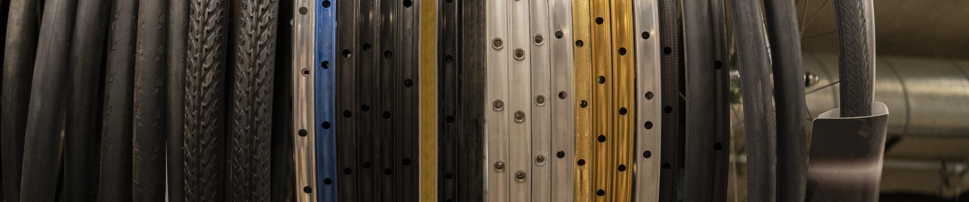 bike-wheels-arrangement-shop