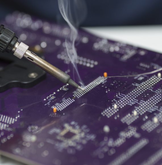 close-up-reparation-computer-motherboard